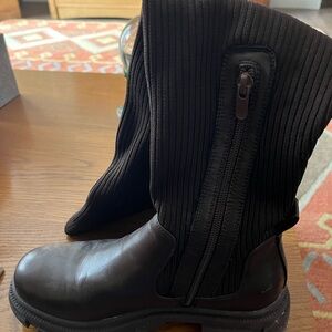 Ribbed Black Zipper Boots